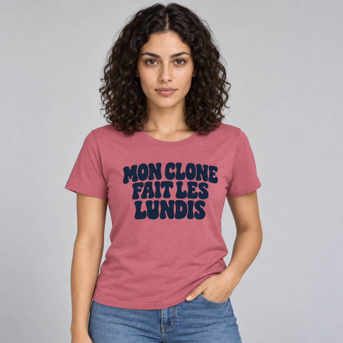 T-shirt Mon clone fait les lundis porté par F02, coloris rose