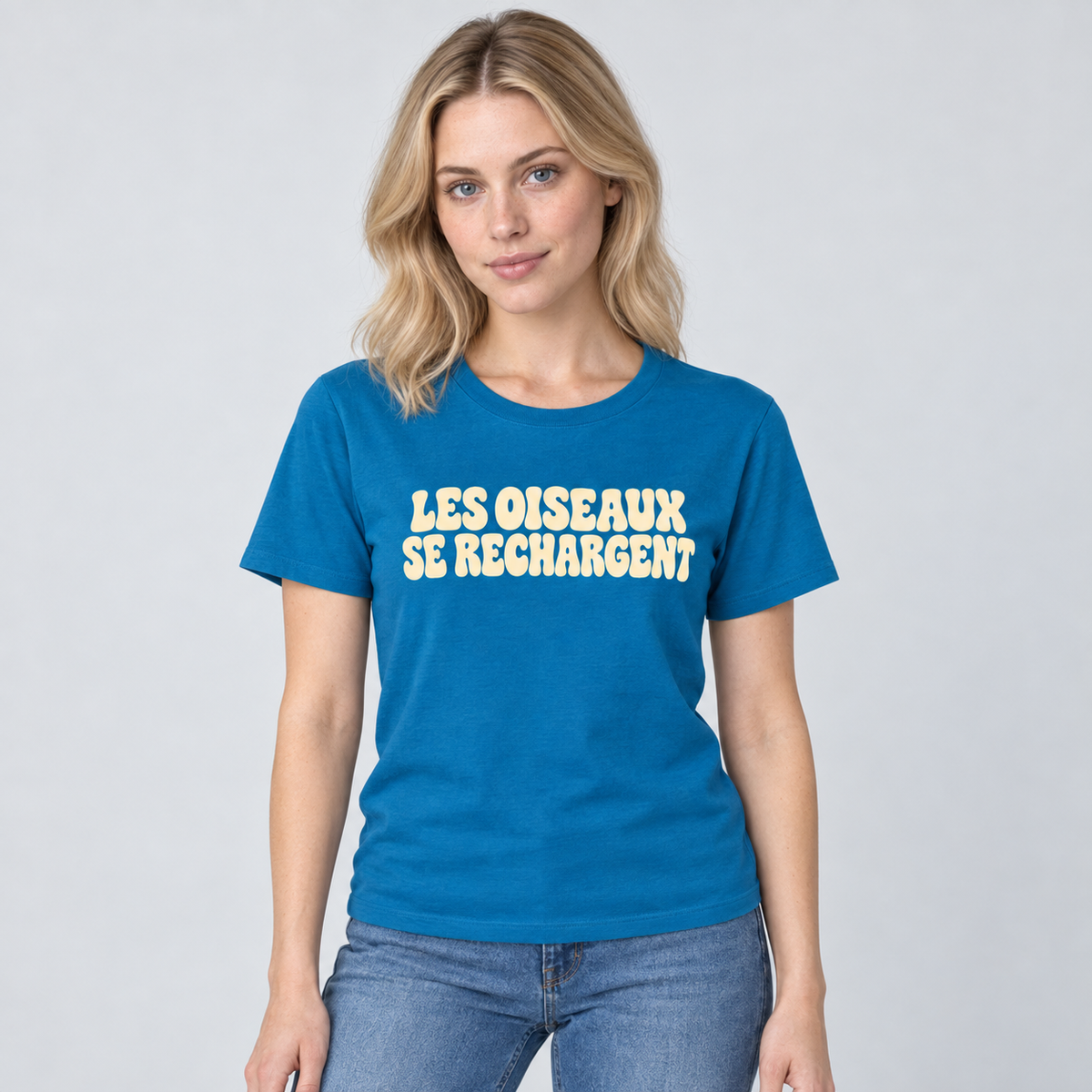 T-shirt Les oiseaux se rechargent porté par F01, coloris bleu