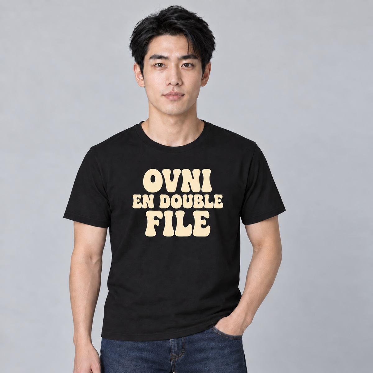 T-shirt OVNI en double file noir, porté par le mannequin H02