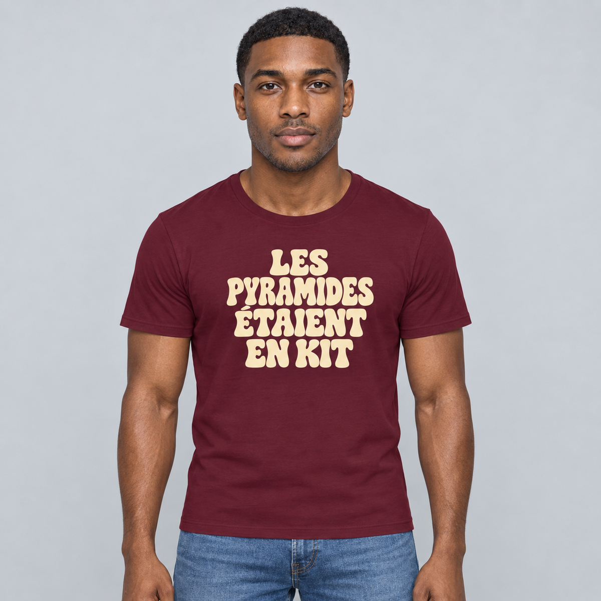 T-shirt Les pyramides étaient en kit porté par H01, coloris bordeaux