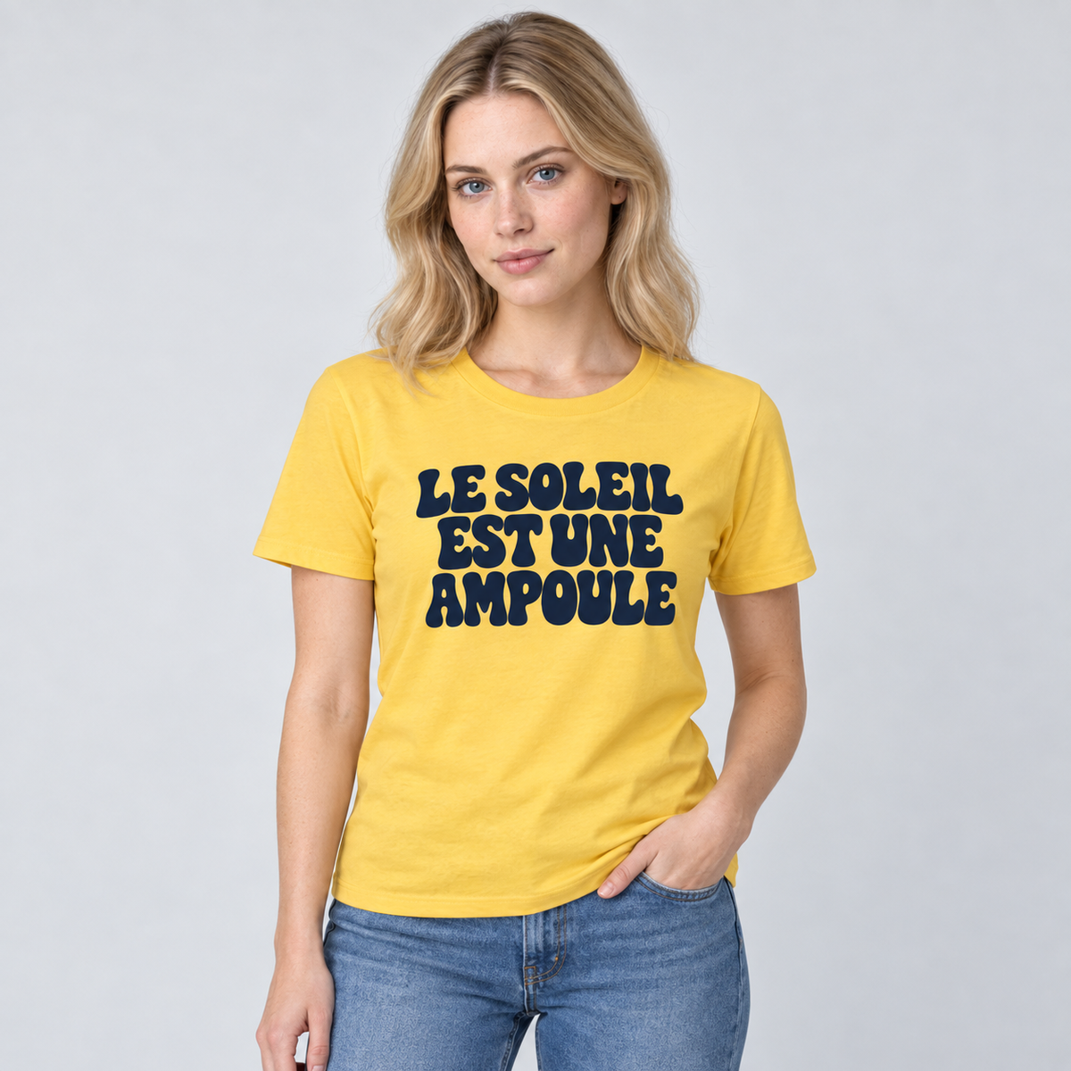 T-shirt Le Soleil est une ampoule porté par F01, coloris jaune
