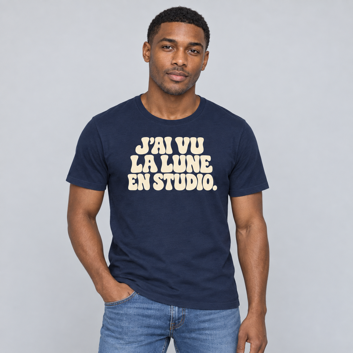 Homme portant le T-shirt marine J’ai vu la Lune. En studio.