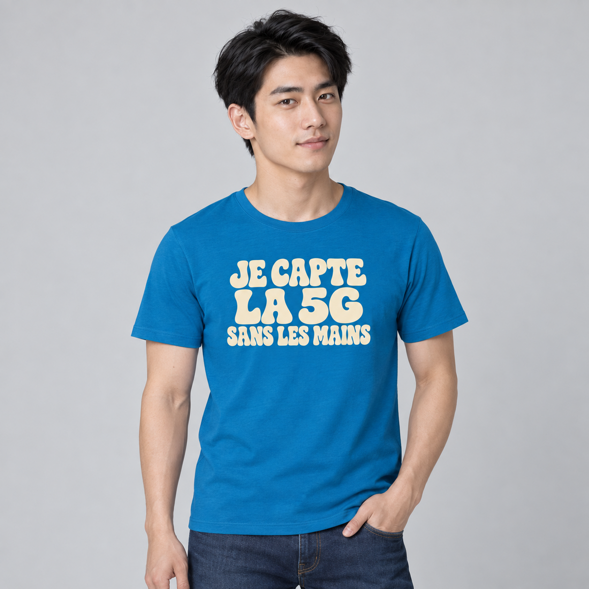 Homme portant le T-shirt bleu Je capte la 5G sans les mains.