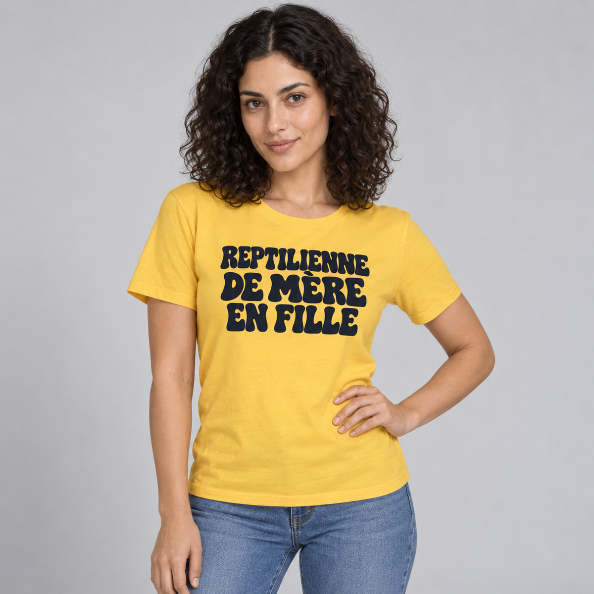Femme portant le T-shirt jaune Reptilienne de mère en fille.
